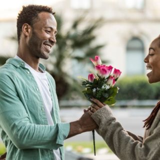 How to Give a Flower to Your Girlfriend and Make It Unforgettable